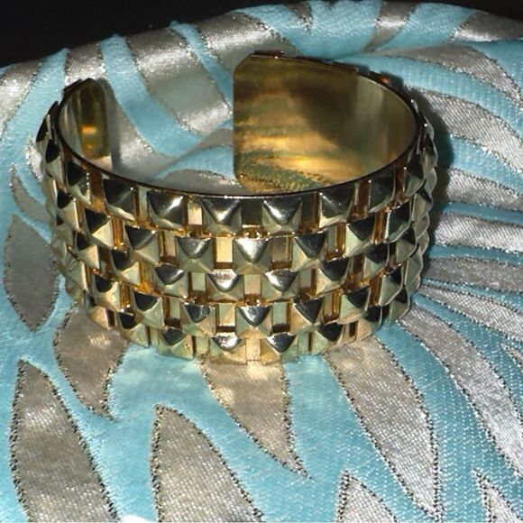 Vintage goldtone metal pyramid cuff bracelet elegant sophisticated - Picture 4 of 11